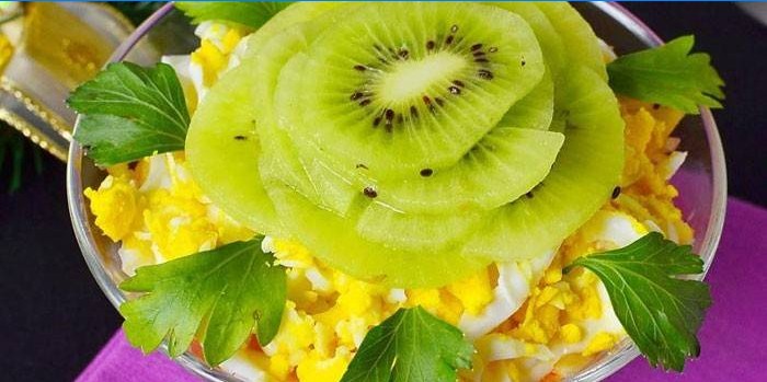 Salade de plaisir pour femmes avec oeufs durs et kiwi