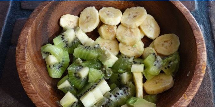 Bananes tranchées et kiwi dans une assiette
