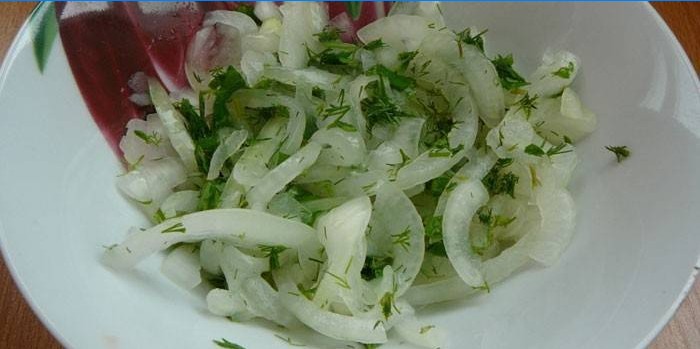 Oignons marinés aux herbes dans une assiette