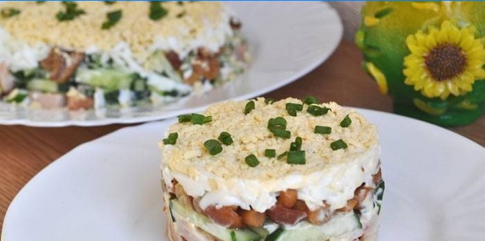 Salade feuilletée aux champignons marinés, poulet fumé et cornichons