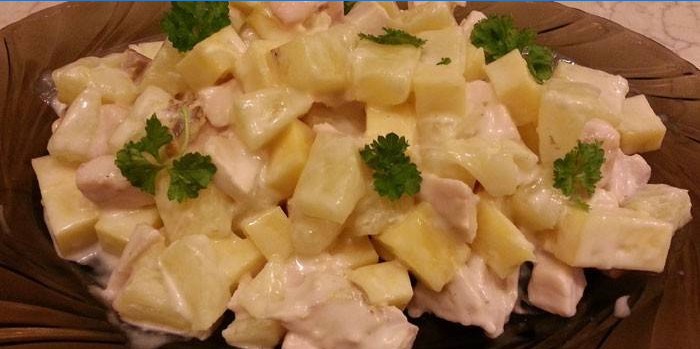 Salade de poulet fumé aux ananas sur une assiette