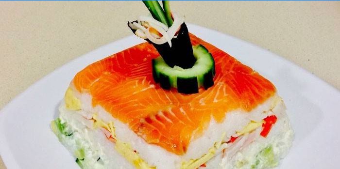 Salade de sushi au concombre, poisson rouge et fromage de Philadelphie