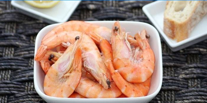 Crevettes cuites dans une assiette