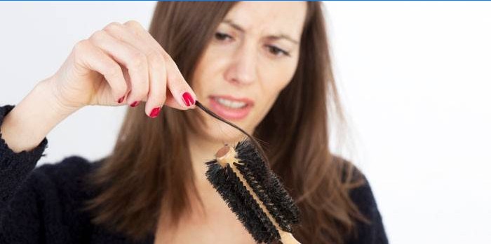 Fille avec un peigne