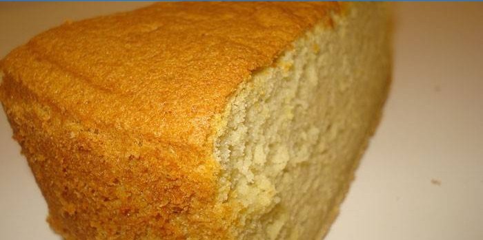Tranche de biscuit en mousseline sur une plaque