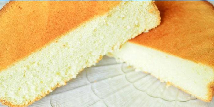 Gâteau éponge cuit cuit avec de l'huile végétale