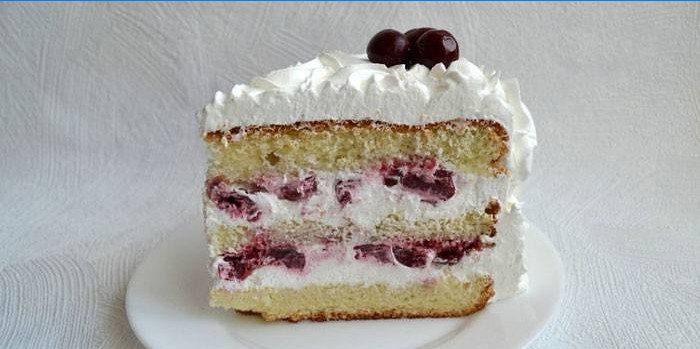 Une tranche de gâteau avec des gâteaux de biscuit en mousseline
