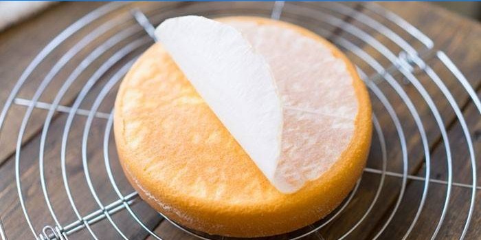 Le biscuit en mousseline fini est refroidi sur une grille