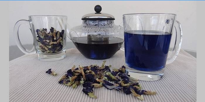 Thé bleu infusé avec une tasse et une théière