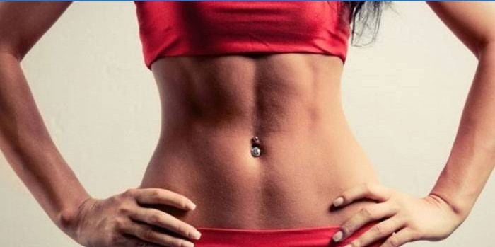 Fille de ventre plat