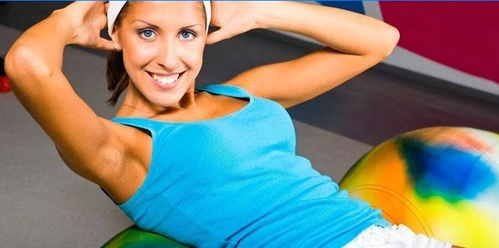 Fille secoue la presse sur fitball