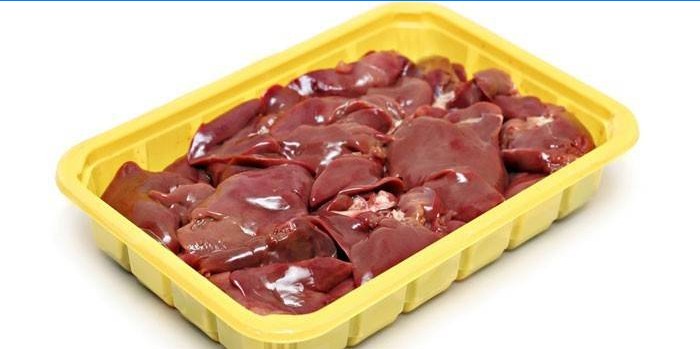 Foie de poulet cru dans un bac en plastique