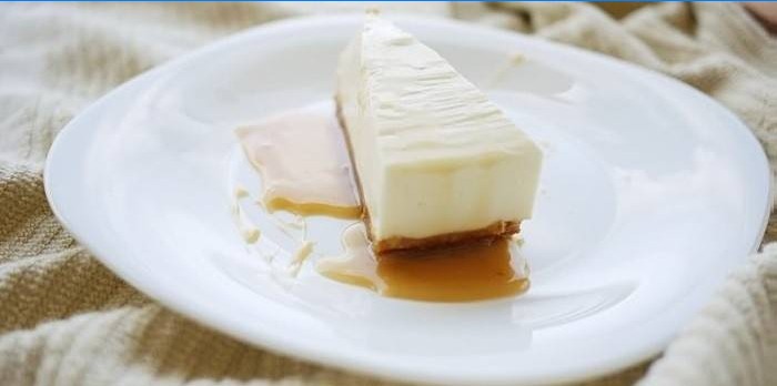Tranche de cheesecake sur une assiette