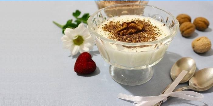 Gelée de crème sure aux noix dans un bol