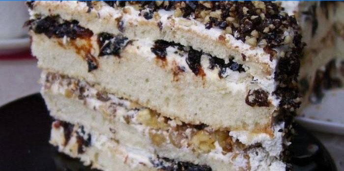 Tranche de gâteau à la crème à la crème de pruneau