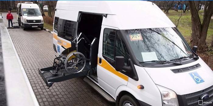 Minibus avec élévateur pour fauteuil roulant