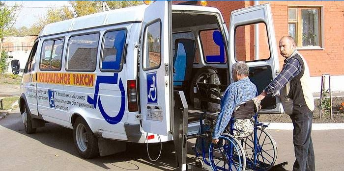 Personne handicapée à bord d'un taxi social
