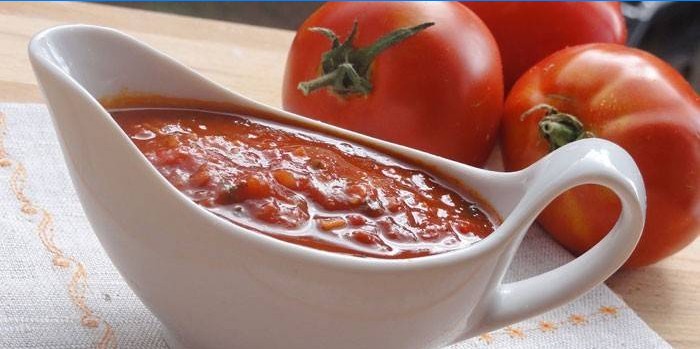 Sauce tomate dans une saucière