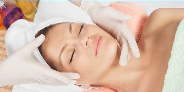 Massage facial pour fille