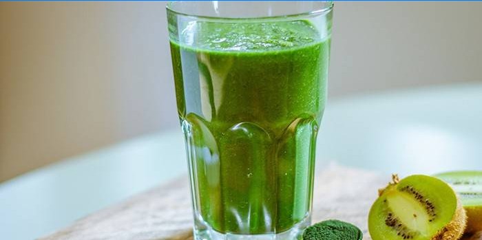 Verre avec solution de spiruline
