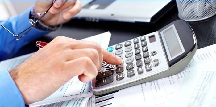 Homme avec calculatrice