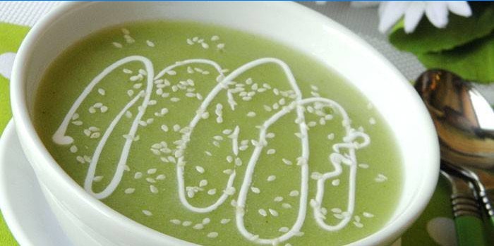 Soupe de purée de brocoli au sésame