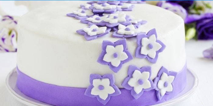 Faire un gâteau décoré de mastic