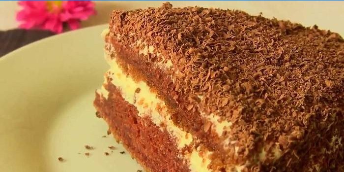 Une tranche de gâteau au chocolat à base de gâteau au kéfir et de crème anglaise