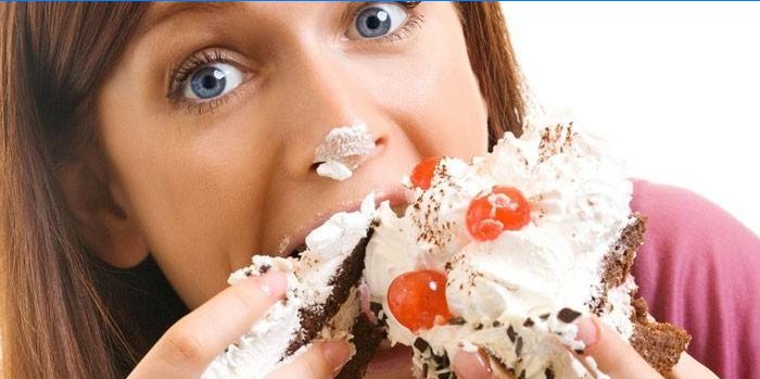 Fille mange un gâteau