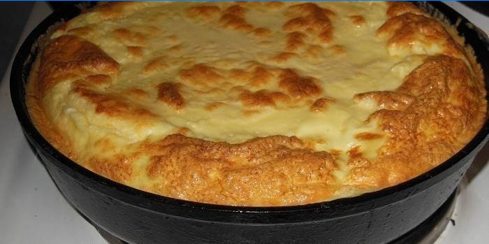 Casserole de caillé prête à l'emploi dans une casserole