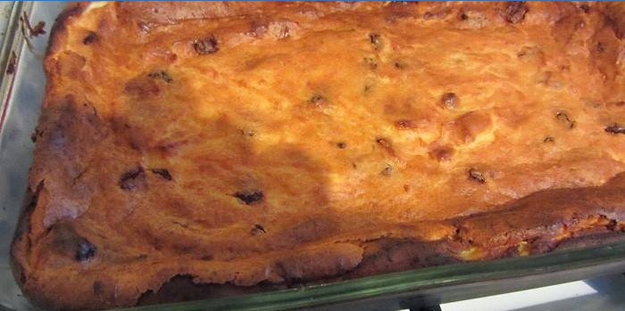 Casserole de caillé luxuriant au four avec de la semoule sur une plaque à pâtisserie