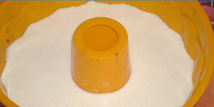 Pâte à caillé sur crème sure dans un moule en silicone avant cuisson