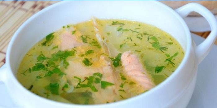 Soupe de poisson à la truite dans une assiette