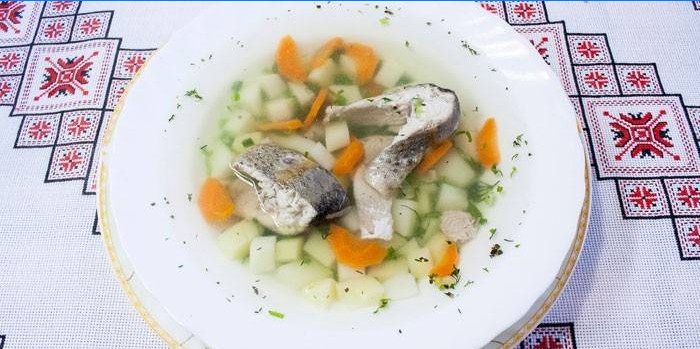 Soupe de poisson à la truite avec pommes de terre sur une assiette