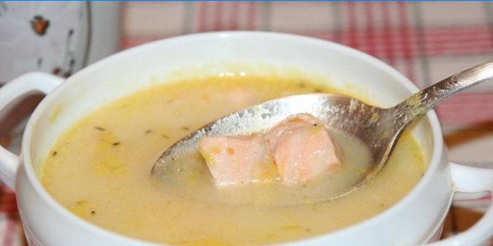 Soupe de poisson avec des tranches de saumon et de crème