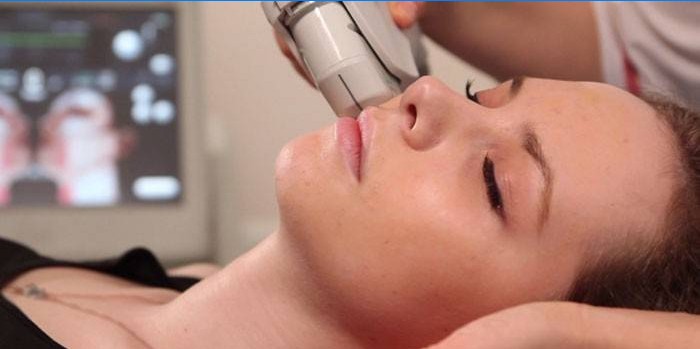 la cosmétologue effectue la procédure