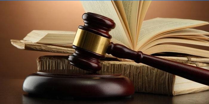 Livres et marteau judiciaire
