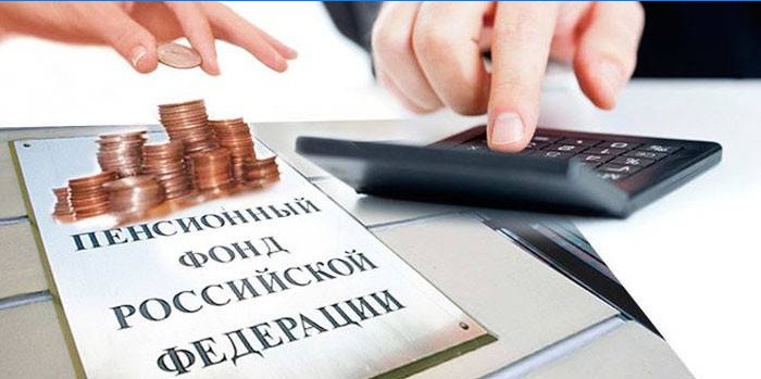 Un homme fait des calculs sur une calculatrice