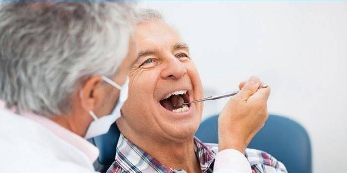Homme chez le dentiste