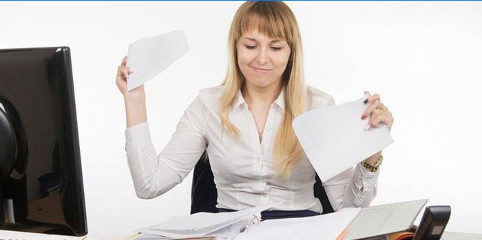 Fille déchire le papier