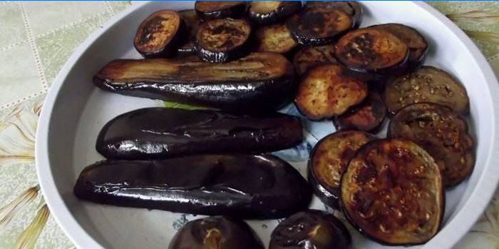 Tranches frites et tranches d'aubergine sur une plaque