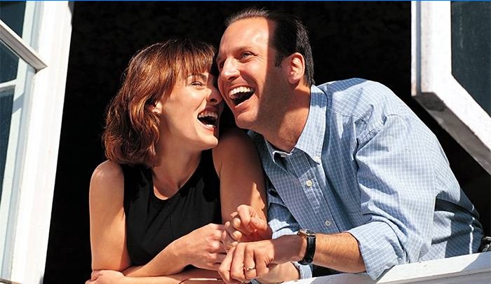 L'homme et la femme rient