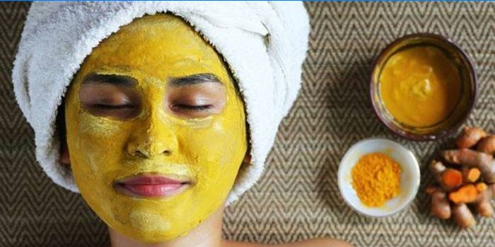 Masque au curcuma sur le visage de la jeune fille