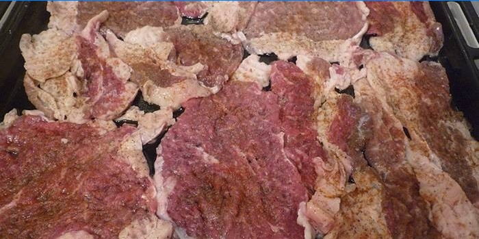 Langue de porc sur une plaque à pâtisserie