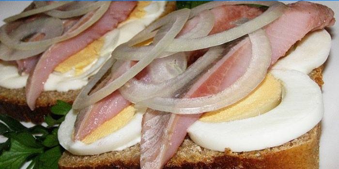 Sandwiches au hareng et aux œufs