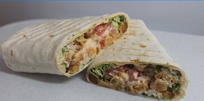 César au poulet dans du pain pita