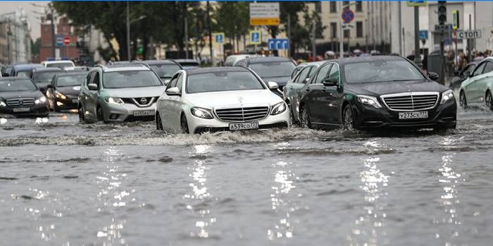 Voitures dans l'eau sur la chaussée