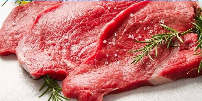 Viande rouge et brins de romarin