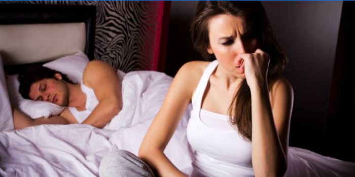 Homme endormi et sa femme