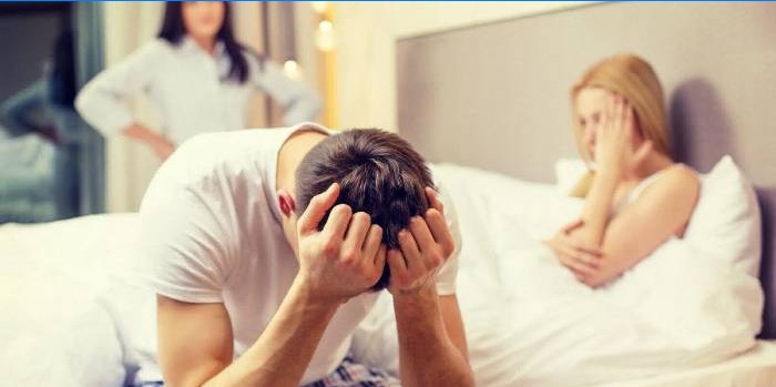 Un homme et deux femmes dans la chambre